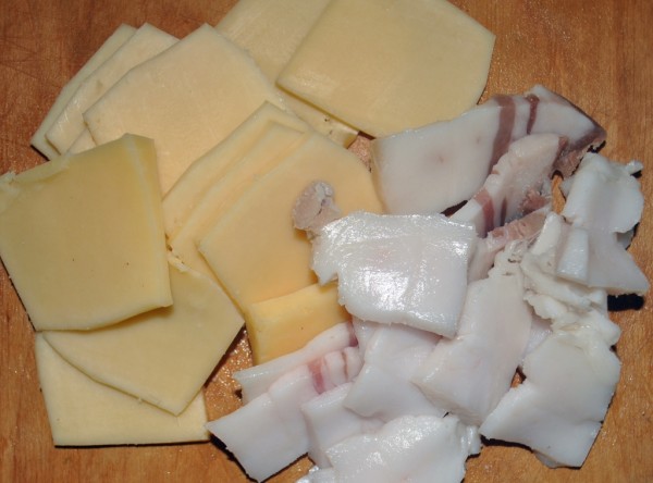 Нарезаем сало и сыр